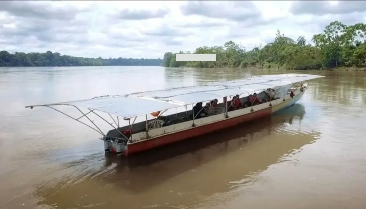 Barco solar sustentável navegando tranquilamente em um rio amazônico sob um céu nublado, transportando passageiros e demonstrando uma solução de transporte ecológica para comunidades ribeirinhas, destacando o potencial da energia renovável na região amazônica